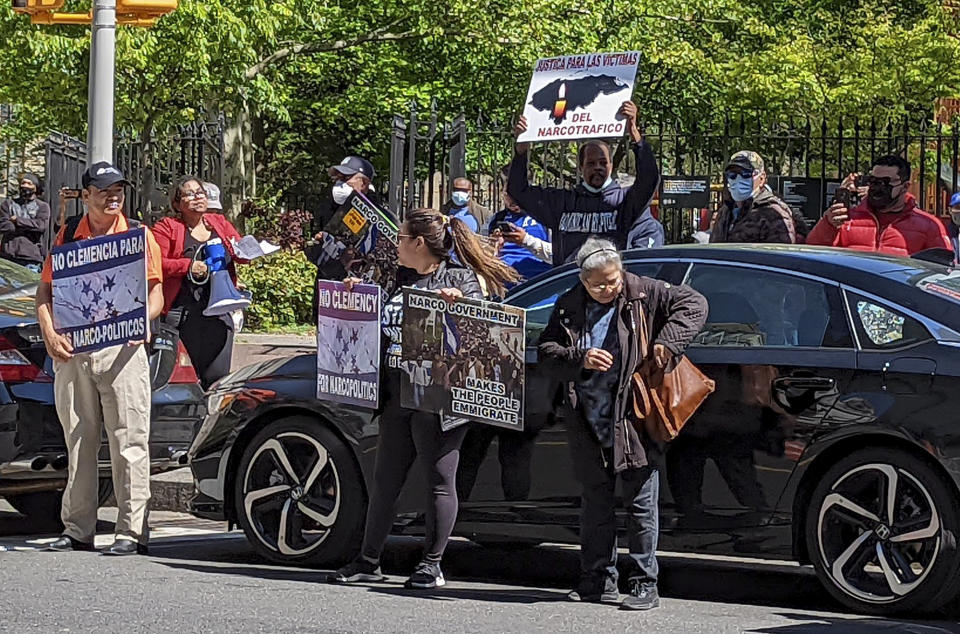 Los manifestantes se paran frente a la corte federal de Manhattan para protestar contra el expresidente hondureño Juan Orlando Hernández, quien se declaró inocente de los cargos tráfico de drogas y armas el martes 10 de mayo de 2022 en Nueva York. (AP Foto/Elizabeth Williams)