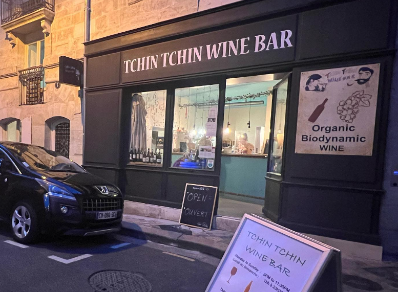 La devanture du Tchin Tchin Wine Bar, où des cas de botulisme ont été détectés en septembre 2023.