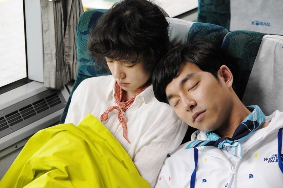 《尋找金鐘旭》被翻拍成電影《尋找完美先生》，由孔劉（右）、林秀晶（左）主演。（翻攝自Naver）