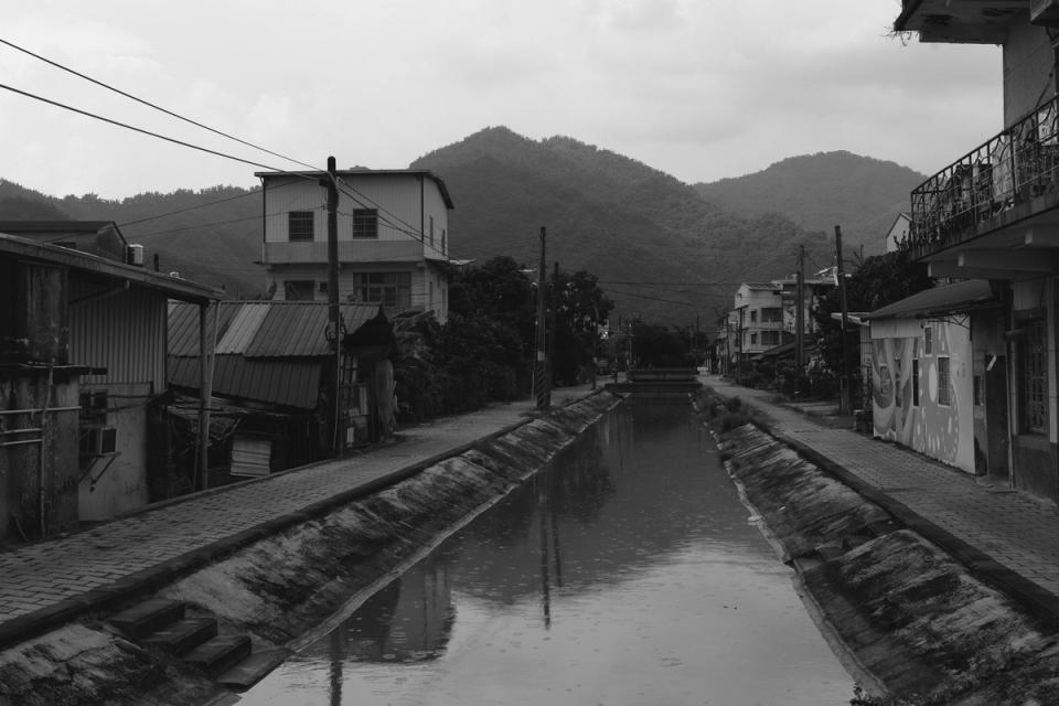 美濃著名水圳成為《小雁與吳愛麗》電影場景。   圖：台灣白令電影有限公司提供.