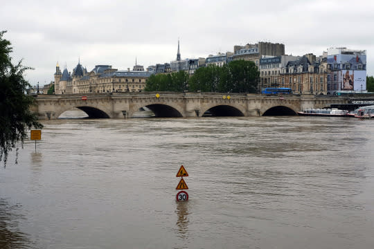 Thousands evacuated as floods batter Paris region