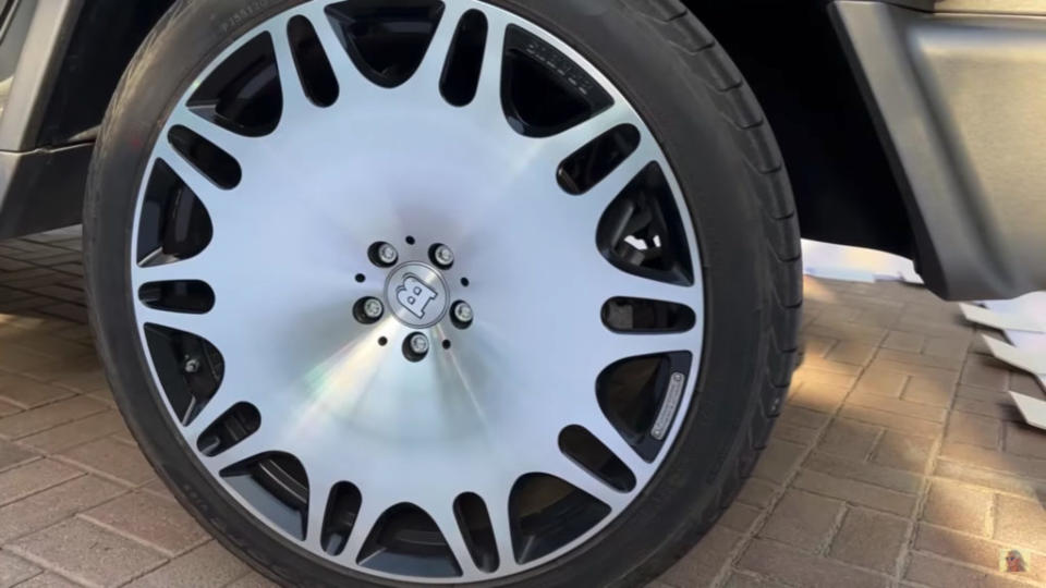 輪圈採用了超大23寸的單片式鋁圈。(圖片來源/ 翻攝自Supercar Blondie)