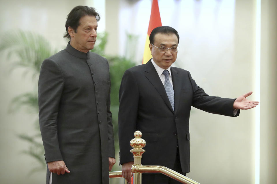 Chinese Premier Li Keqiang, right, gestures to Pakistan's Prime Minister Imran Khan during a welcome ceremony at the Great Hall of the People in Beijing, Saturday, Nov. 3, 2018. (AP Photo/Mark Schiefelbein)