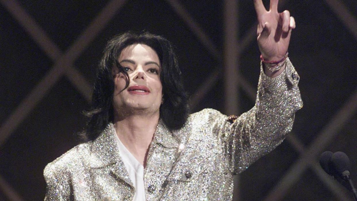 Michael Jackson sur la scène des American Music Awards en 2002   - AFP