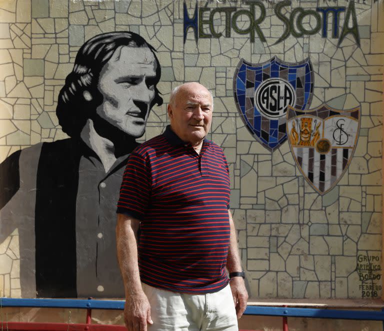 Héctor Scotta, delante del mural que pintaron en el jardín de su casa