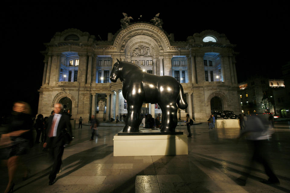 ARCHIVO - Una estatua del artista colombiano Fernando Botero afuera del Palacio de Bellas Artes durante la inauguración de la exposición retrospectiva de Botero titulada "Fernando Botero: una celebración" en la Ciudad de México, el 29 de marzo de 2012. Botero murió el 15 de septiembre de 2023 en Mónaco, según su hija Lina Botero, quien confirmó su fallecimiento a la emisora colombiana Caracol. (AP Foto/Marco Ugarte, Archivo)