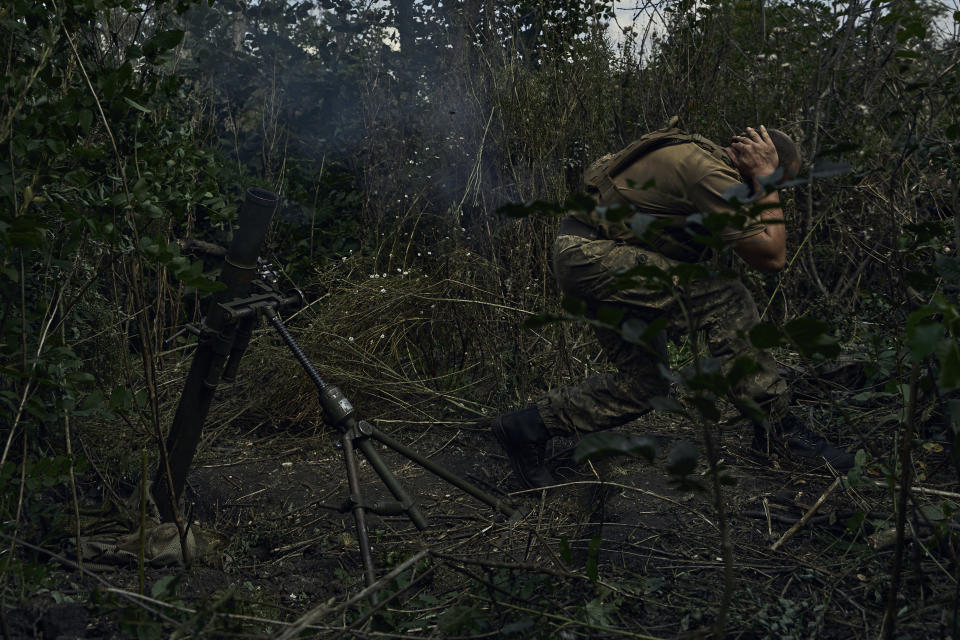 Ein ukrainischer Soldat feuert bei Bachmut einen Mörser in Richtung der russischen Stellungen. (Bild: LIBKOS/AP)