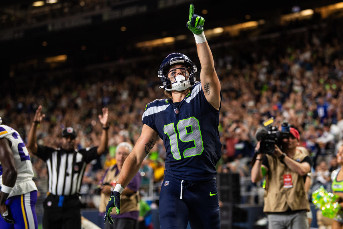 Seahawks starters look sharp in limited action, Seattle tops Dallas 22-14