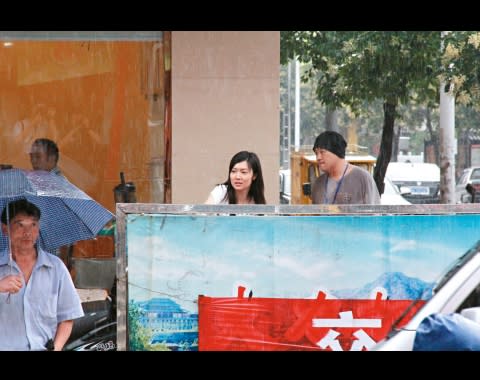 齊齊入貨 兩人在街頭避雨時，翠翠幾乎跟韋家雄零交流。