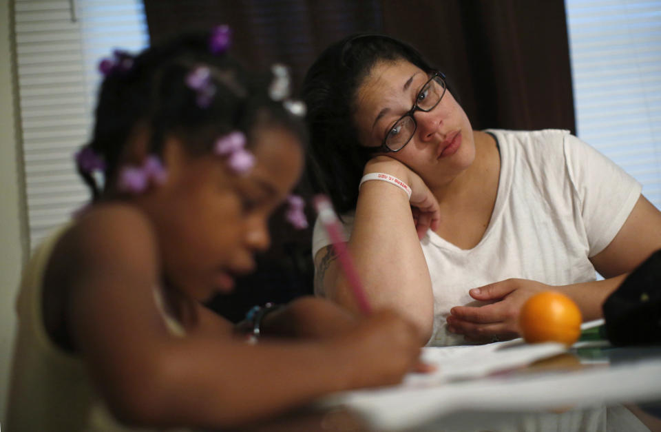 Delores Leonard (R) helps her daughter Erin with her homework at the breakfast table before heading to work at a McDonald's Restaurant in Chicago, Illinois, September 25, 2014. Leonard, a single mother raising two daughters, has been working at McDonald's for seven years and has never made more than minimum wage.  Picture taken September 25, 2014.   REUTERS/Jim Young (UNITED STATES - Tags: BUSINESS EMPLOYMENT TPX IMAGES OF THE DAY)