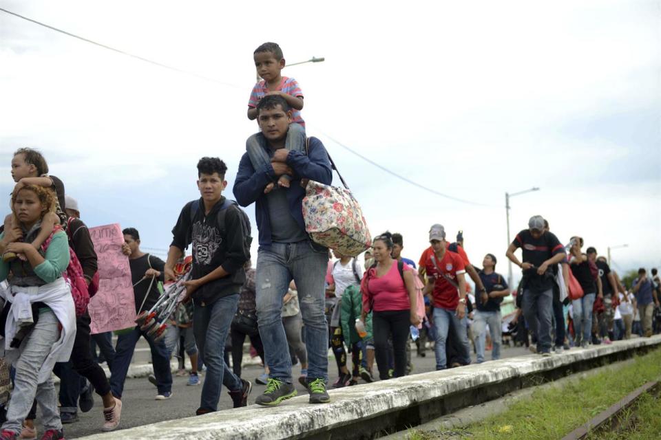 La caravana de inmigrantes desafía a Trump, cruza a México de forma ilegal y sigue hacia EE.UU.