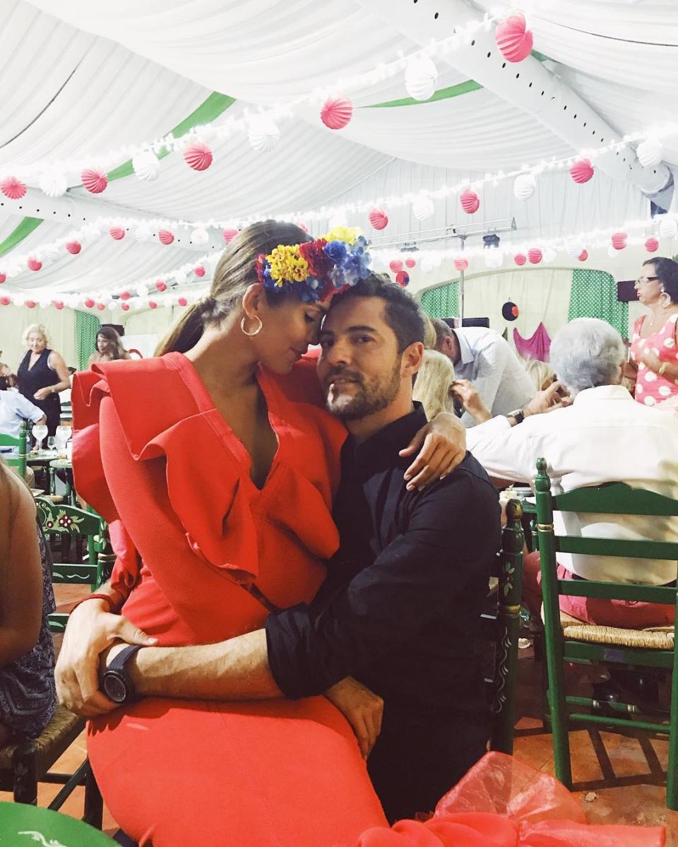 <p>A la modelo venezolana le encanta la tierra de Bisbal. El mes de agosto del año pasado se vistió de flamenca para acudir a la feria de Almería. (Foto: Instagram / <a rel="nofollow noopener" href="http://www.instagram.com/rosannazanetti/" target="_blank" data-ylk="slk:@rosannazanetti;elm:context_link;itc:0;sec:content-canvas" class="link ">@rosannazanetti</a>). </p>