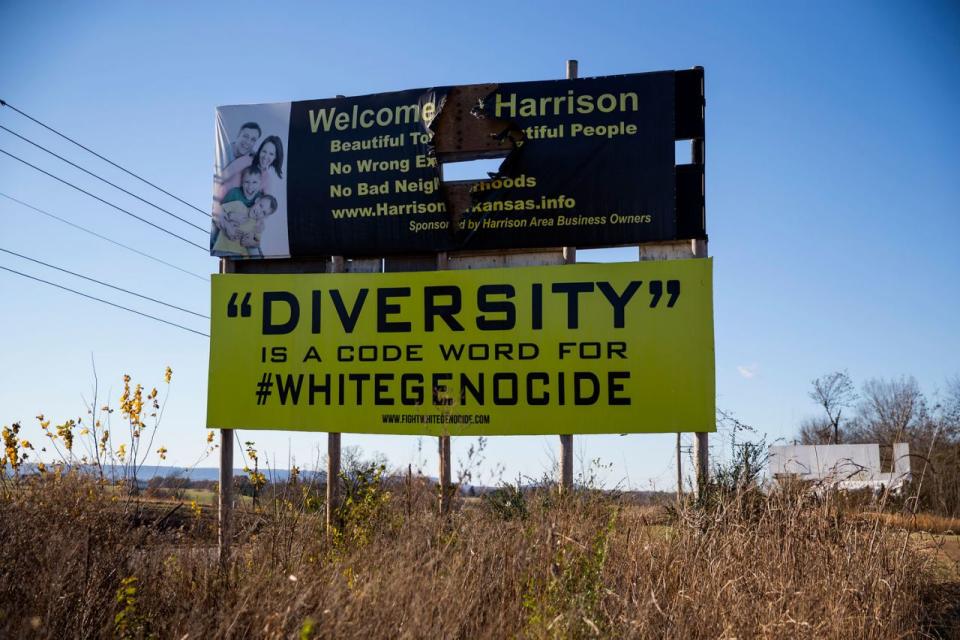 Cartel que dice que diversidad es palabra clave del genocidio blanco, una teoría de conspiración contra la raza blanca.
