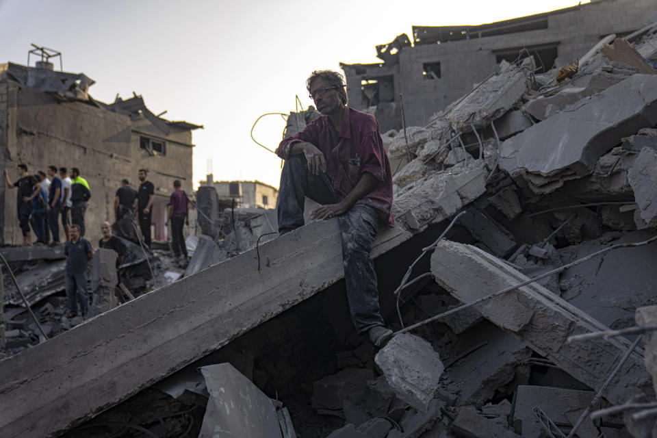 Palestinos buscan sobrevivientes de un bombardeo israelí en el campo de refugiados de Maghazi, en la Franja de Gaza, el domingo 5 de noviembre de 2023. (AP Foto/Fatima Shbair)