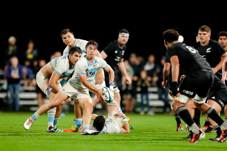 Tomás Di Biase abrirá la pelota, en un intento de ataque de los Pumitas, que cayeron ante Nueva Zelanda en la segunda fecha del U20 Rugby Championship 2024