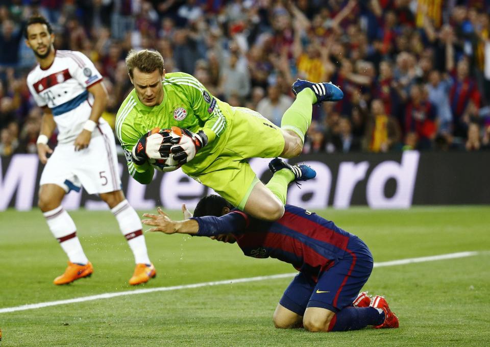 Football: Bayern Munich's Manuel Neuer in action with Barcelona's Luis Suarez