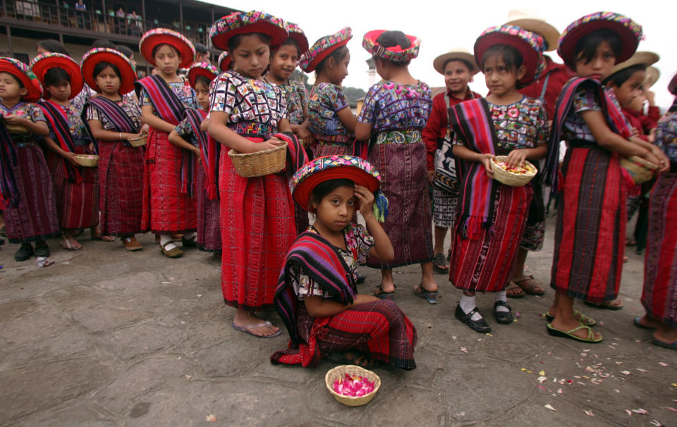 Indigenous Mayan children prepare for a memorial service in honor of Father Stanley Rother in the small town of Santiago Atitlan, Guatemala July 28, 2006. Rother was an Oaklahoman priest killed 25 years ago on July 28 for his work with the poor during Guatemala's brutal civil war. REUTERS/Daniel LeClair (GUATEMALA)