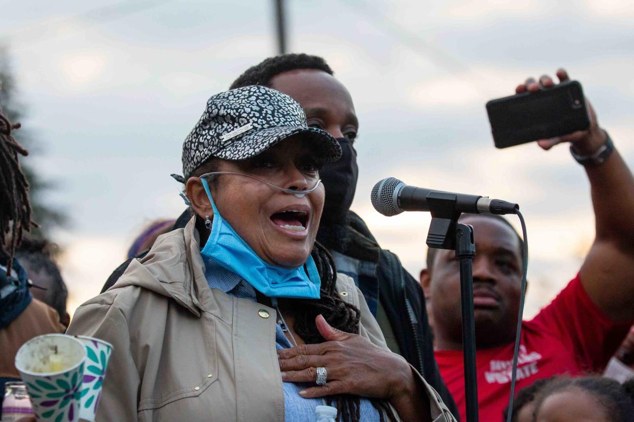 La mère de Manuel Ellis, Marcia Carter-Patterson, lors d'une veillée organisée à Tacoma (Photo by David Ryder/Getty Images)