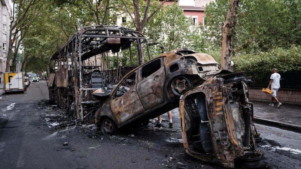 Les émeutes en France diminuent, mais les dégâts sont énormes.  (Image : Laurent Cipriani/AP)