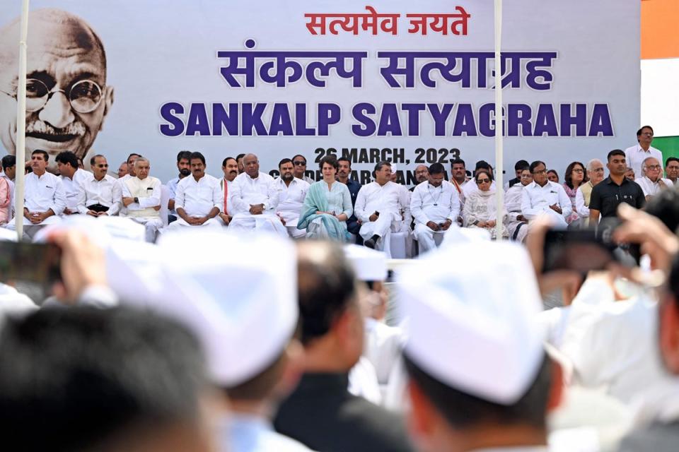 Los líderes del partido del Congreso de la India participan en Sankalp Satyagraha en Raj Ghat en Nueva Delhi (AFP a través de Getty Images)