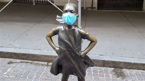 紐約華爾街上的「無畏女孩」從五月中以來都戴著MIT口罩，不但吸睛且引人好奇（圖／記者翁琬柔攝影）