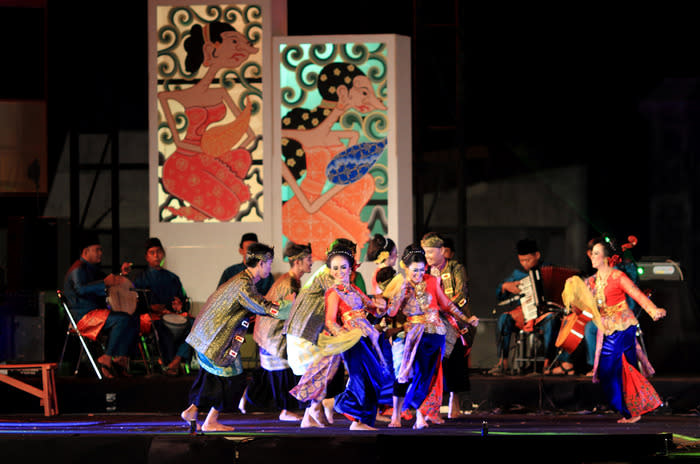 Pulang Babang: Sanggar Bintang dance group from the Thousands Islands is performing a dance called Pulang Babang.