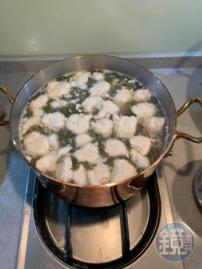 蒓菜撈出，放入魚丸鍋內，等水開加雞湯調味。