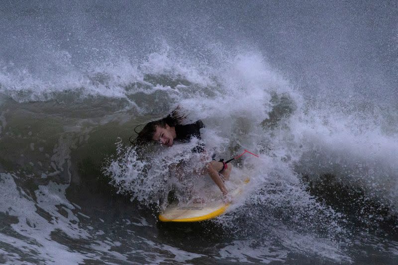 Un surfista surca las olas antes del huracán Idalia en Clearwater Beach, Florida, EEUU
