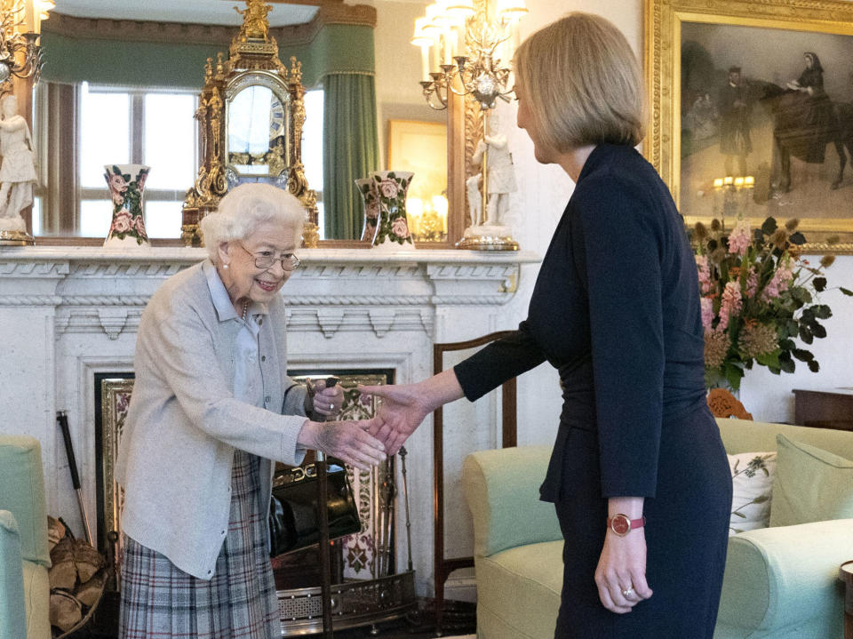 La reina Isabel II recibe a Liz Truss en la residencia del Balmoral, Escocia, donde la monarca le solicitó formar un nuevo gobierno como nueva líder del Partido Conservador, el 6 de septiembre de 2022. La reina Isabel II, la monarca con el reinado más largo de Gran Bretaña, murió el jueves 8 de setiembre de 2022 (Jane Barlow/Pool Photo vía AP)