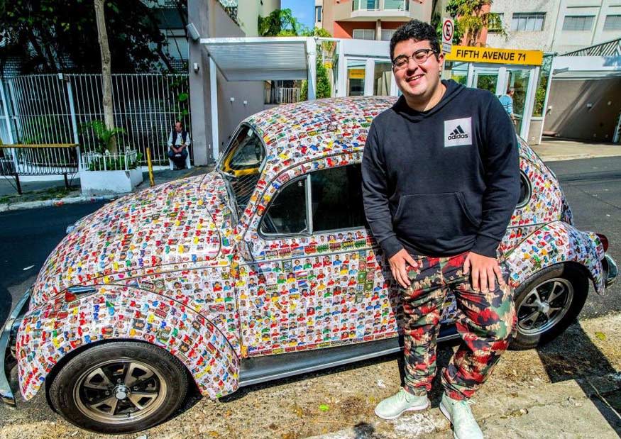 Al YouTuber brasilero Henrique Pedrotti, sus amigos le convirtieron su auto en un álbum rodante del Mundial Rusia 2018.<a href="https://twitter.com/PipeSierraR/status/999989478629543936" rel="nofollow noopener" target="_blank" data-ylk="slk:Foto: Twitter @PipeSierraR;elm:context_link;itc:0;sec:content-canvas" class="link "> Foto: Twitter <span class="username u-dir u-textTruncate">@<b>PipeSierraR</b></span> </a>