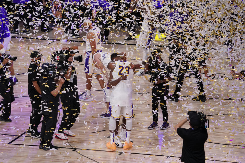 Jugadores de los Lakers de Los Ángeles festejan después de conquistar el título de la NBA tras derrotar al Heat de Miami 106-93 en el sexto partido de la final, el domingo 11 de octubre de 2020, en Lake Buena Vista, Florida. (AP Foto/Mark J. Terrill)