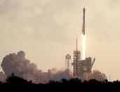 <p>Das private Raumfahrtunternehmen SpaceX befördert zum ersten Mal Fracht in die Erdumlaufbahn – in diesem Fall einen Geheimdienst-Satelliten. Die Falcon-9-Rakete hob vom Kennedy Space Center im US-Bundesstaat Florida ab. (Bild: AP Photo/John Raoux) </p>