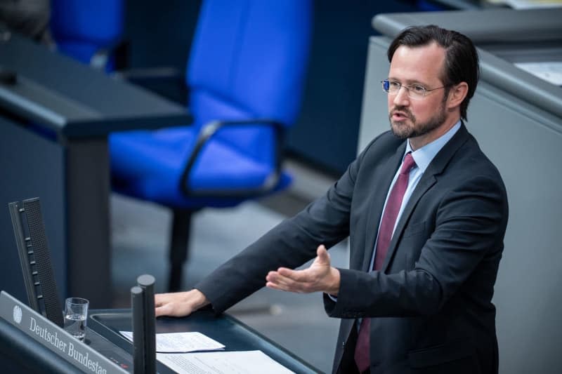 Dirk Wiese speaks in the plenary chamber of the Bundestag during the topical debate on "Possible cooperation between members of the AfD parliamentary group and authoritarian regimes". Michael Kappeler/dpa