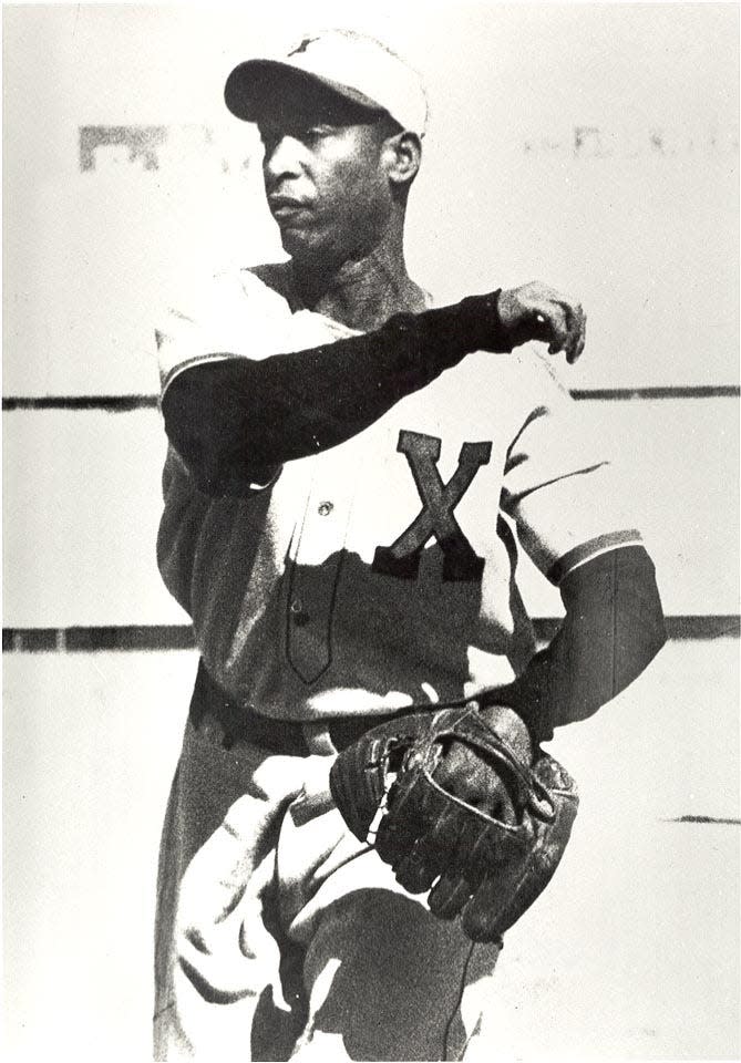 Martín Dihigo with the Chileros de Xalapa of the Mexican League.