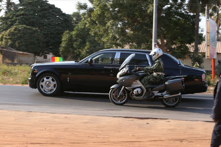 The motorcade of a delegation of West African leaders leave Gambia's presidential residence after they sought to convince Yahya Jammeh to step down, in Banjul, Gambia January 20, 2017 REUTERS/Afolabi Sotunde