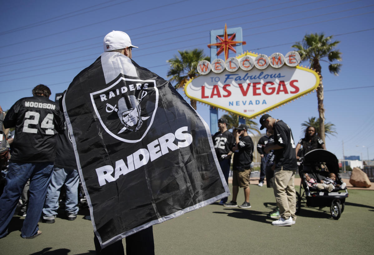 Raiders fans throw garbage, fight with security after ugly final game in  Oakland