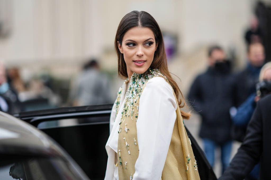 Iris Mittenaere est toujours à la pointe de la mode. (Photo by Edward Berthelot/Getty Images)