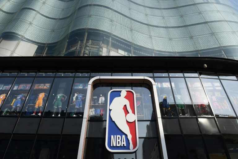 Le logo de la NBA sur la devanture d'une boutique à Pékin (photo prise le 9 octobre 2019) (GREG BAKER)