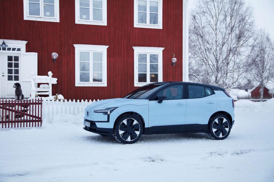 2025 volvo ex30 ev