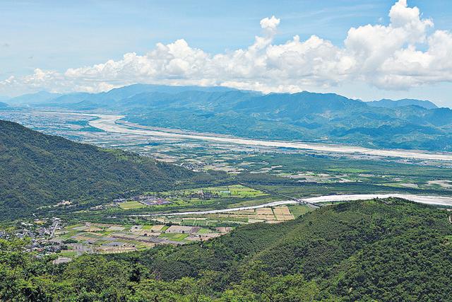 花東縱谷這美景，由河谷山巒田野及聚落組成，是天、人努力的成果。（周翠玲攝）