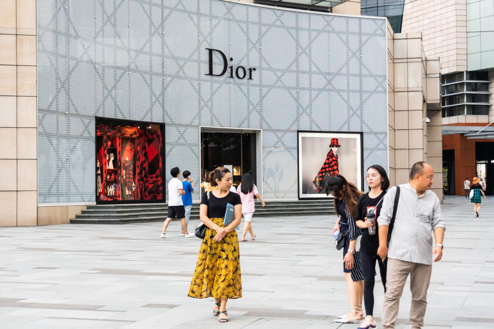 SHENZHEN, GUANGDONG, CHINA - 2019/10/05: Pedestrians walk past a French luxury goods company Christian Dior store in Shenzhen. (Photo by Alex Tai/SOPA Images/LightRocket via Getty Images)