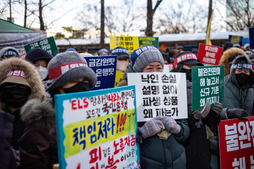 以「除非香港滅亡」誤導散戶，南韓調查違規銷售ELS﹐有受影響股民到金融監察院示威。 (Photo by Chris Jung/NurPhoto via Getty Images)