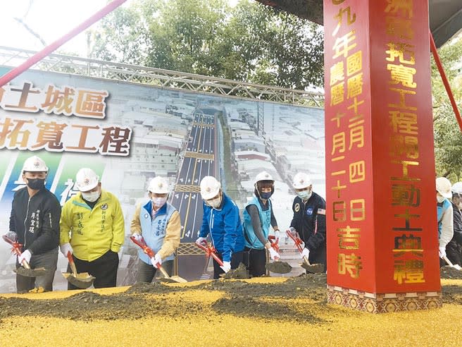 土城區亞洲路道路狹小經常塞車，新北市工務局4日舉行亞洲路拓寬動土典禮，預計2022年完工，紓解車流。（蔡雯如攝）