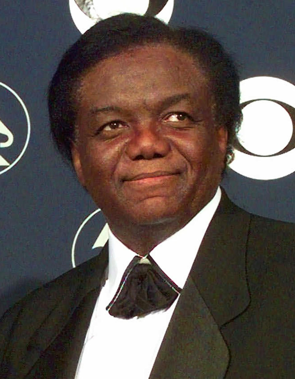 ARCHIVO - El compositor y productor Lamont Dozier posa en la ceremonia de los premios Grammy el 25 de febrero de 1998 en Nueva York. Dozier, del célebre equipo Holland-Dozier-Holland que escribió y produjo “You Can’t Rush Love”, “Heat Wave” y docenas de otros éxitos y ayudó a hacer de Motown una compañía discográfica esencial en la década de 1960 y más allá, falleció. Tenía 81 años. (Foto AP/Richard Drew, archivo)