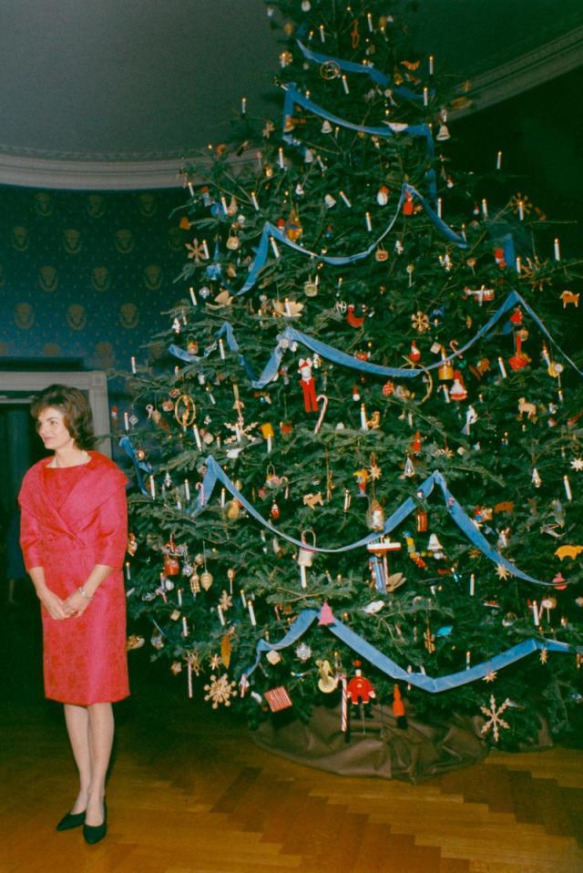 Vogue France - Saturday, Le Bon Marché Rive Gauche reopened its doors! What  if we went to admire these spectacular Christmas decorations while  respecting barrier gestures? © Instagram @lebonmarcherivegauche