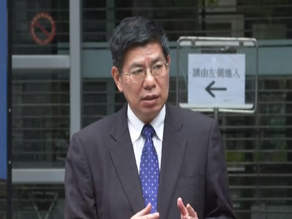 台大公衛學院院長詹長權呼籲下修群聚定義，同時考慮用「鎮壓手段」，嚴格限制人之間的接觸。