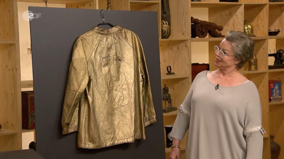 "Das ist eine auch schon sehr alte Jacke, um die 80er-Jahre, das hat meine Freundin genäht", stellte Monika Vonknechten ihre Rarität vor. Doch das war nicht die einzige Besonderheit. (Bild: ZDF)