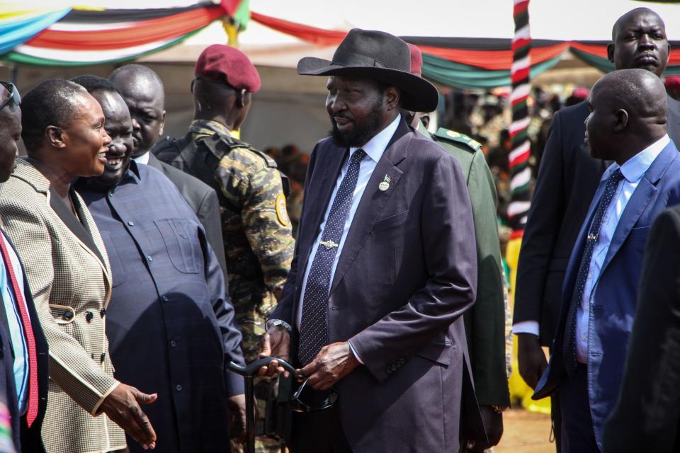 南蘇丹總統馬雅爾迪特（中間戴黑帽者）疑似尿失禁影片遭到全球瘋傳。（AFP）