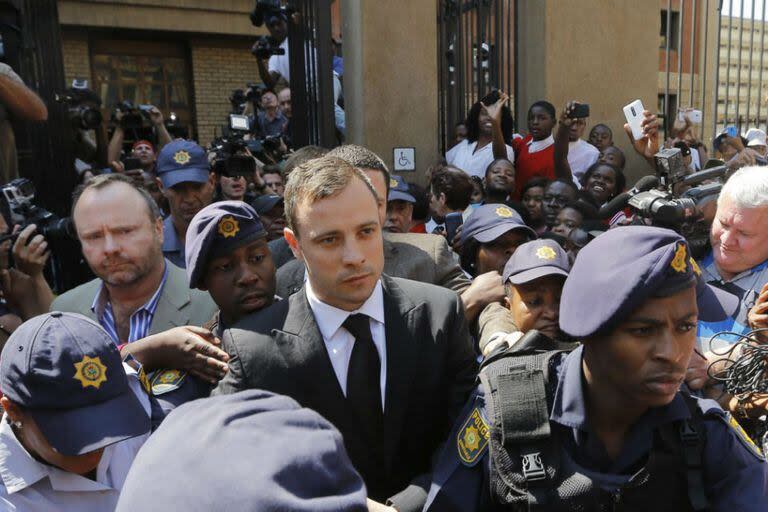Pistorius, al salir de los juzgados de Johannesburgo antes de que lo condenen por homicidio en 2015