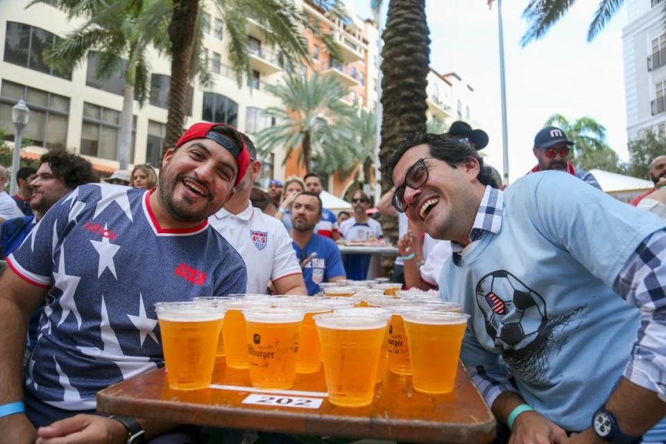 Víctor Riobueno (a la izquierda) y Jairo Villela disfrutan del partido del Mundial entre Estados Unidos e Irán durante una fiesta para ver el partido en Fritz and Franz Bierhaus en Coral Gables, la Florida, el martes 29 de noviembre de 2022.